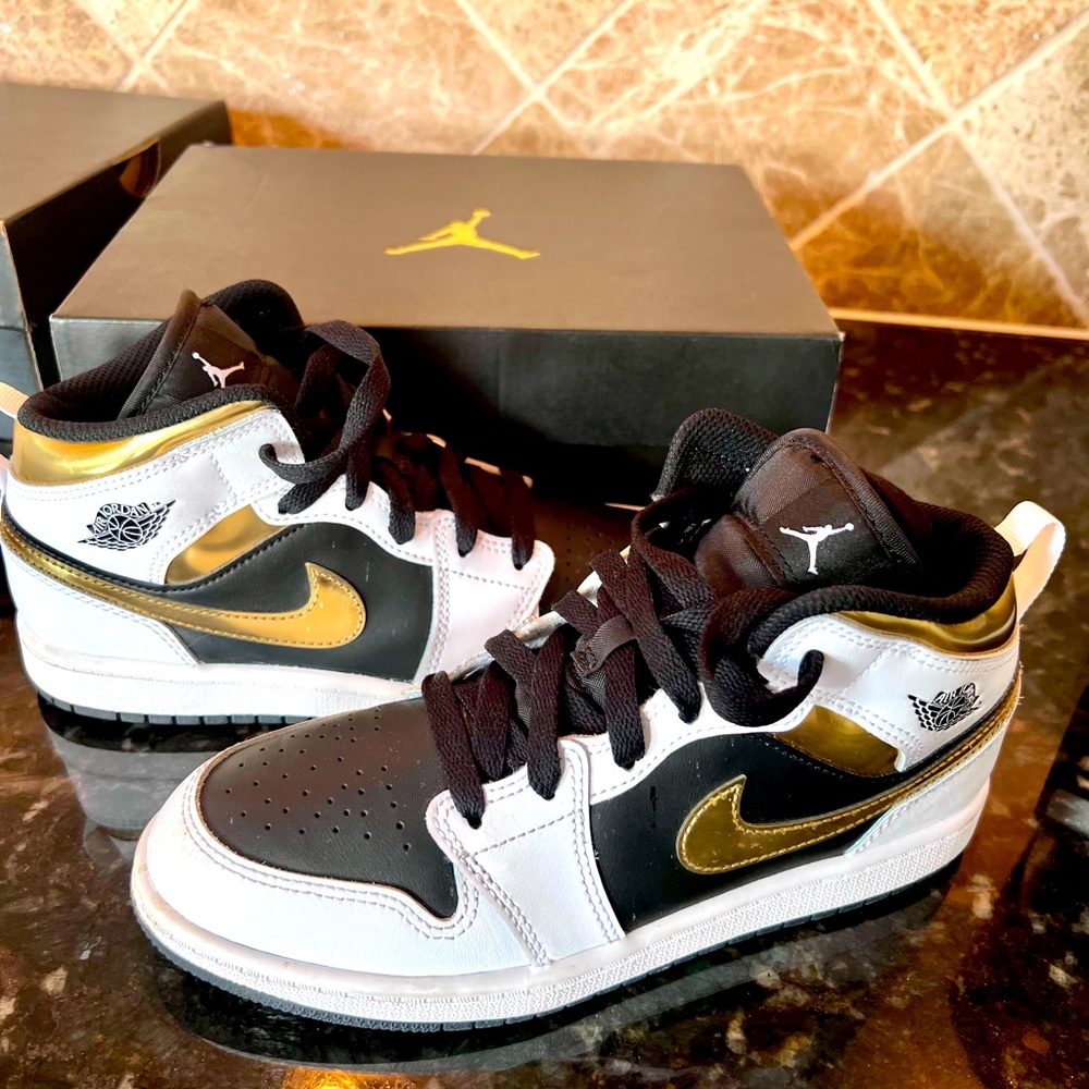 Jordan 1 Mid. Like new! Size 3Y
